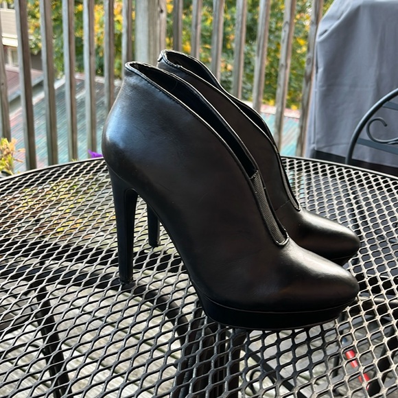 Jessica Simpson size 8 boot shoe, platform front ,stiletto heel , black leather - Picture 2 of 5